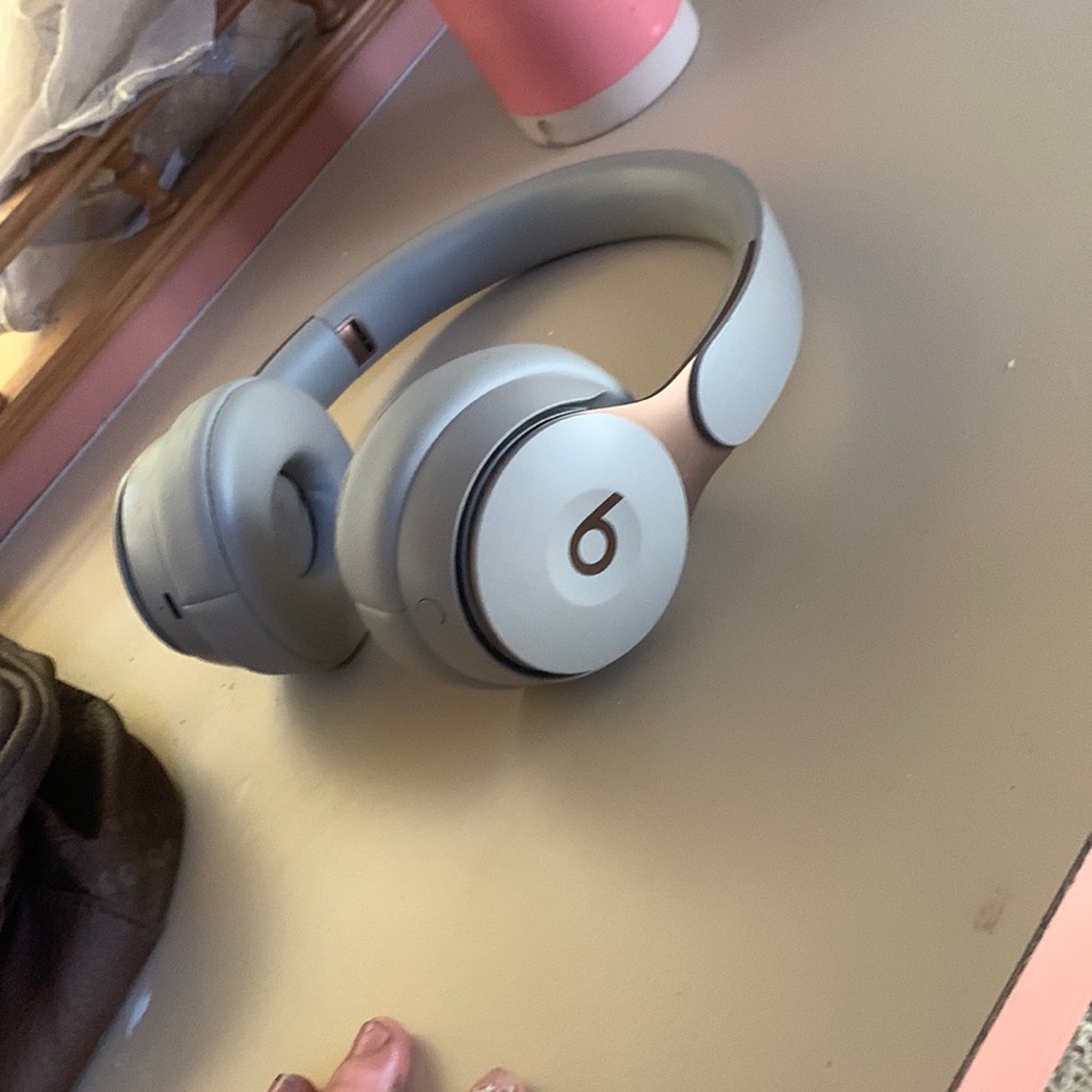 Apple Beats Solo Pro gray